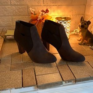 COVINGTON Black & Grey Suede Heel Boot size 9.5